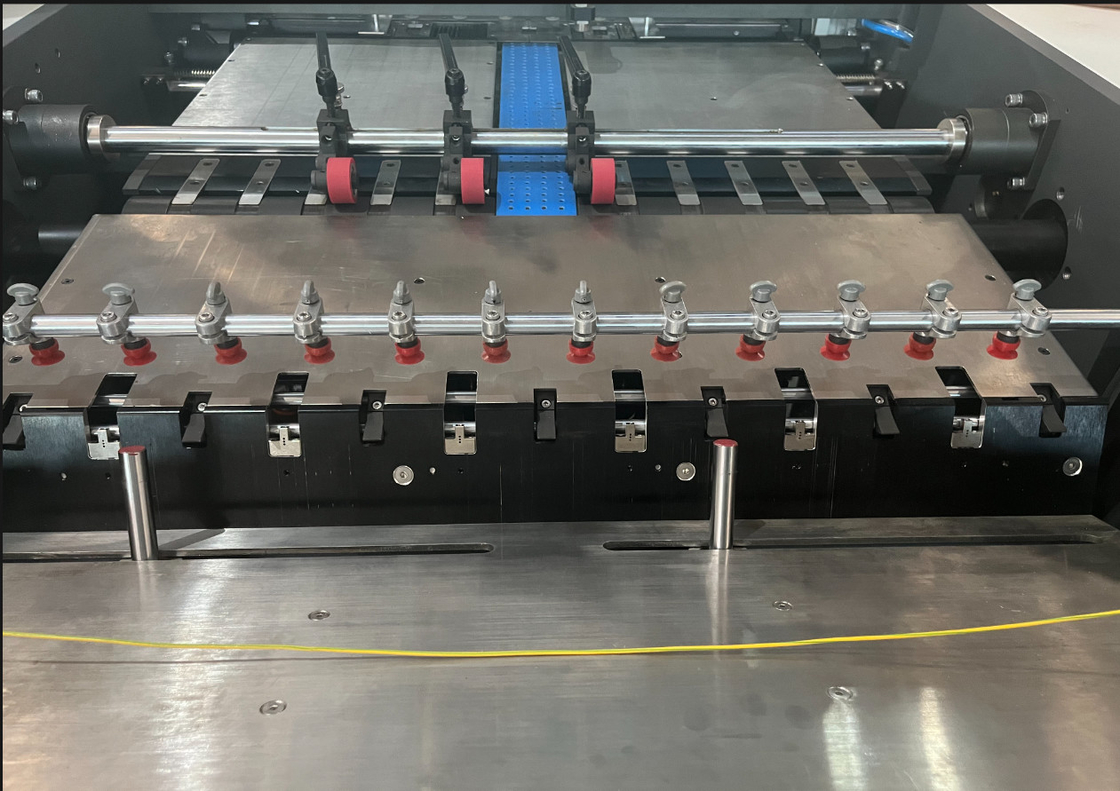 Automatische 3D-vergulding voor het stempelen van verpakkingspapier.