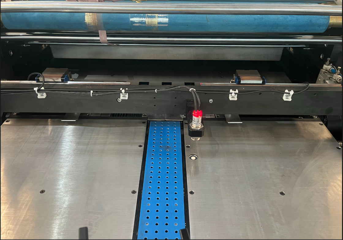 Automatische 3D-vergulding voor het stempelen van verpakkingspapier.