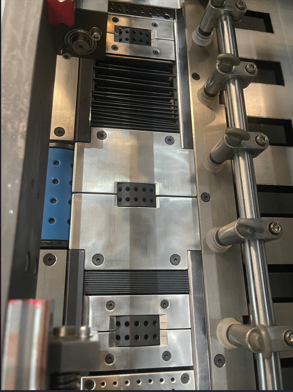 Automatische 3D-vergulding voor het stempelen van verpakkingspapier.