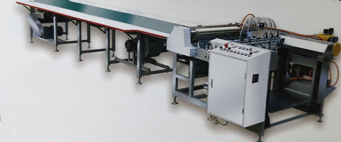 Vacuümzuigvoedingsmethode IJssuctie Papierbekermachine met 1500 kg machinegewicht die een stabiele output biedt