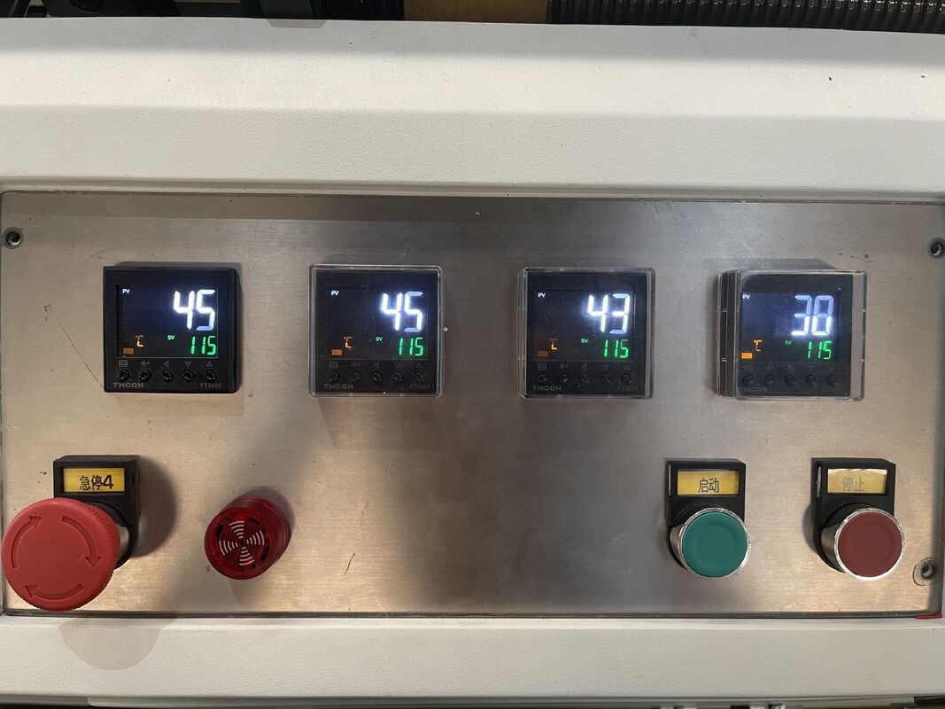 Automatische 3D-vergulding voor het stempelen van verpakkingspapier.