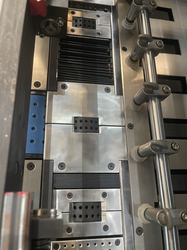 Automatische 3D-vergulding voor het stempelen van verpakkingspapier.