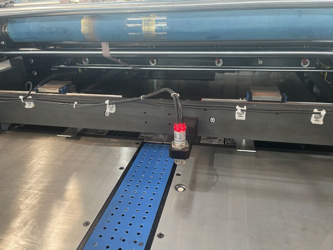 Automatische 3D-vergulding voor het stempelen van verpakkingspapier.