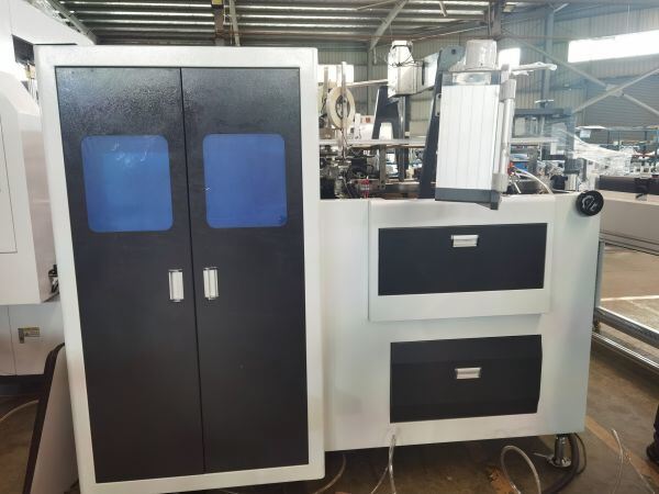 LY-750 Box Corner Pasting Machine met volledig geautomatiseerde hoekversterkerende applicator voor snelle en nauwkeurige kartonverwerking
